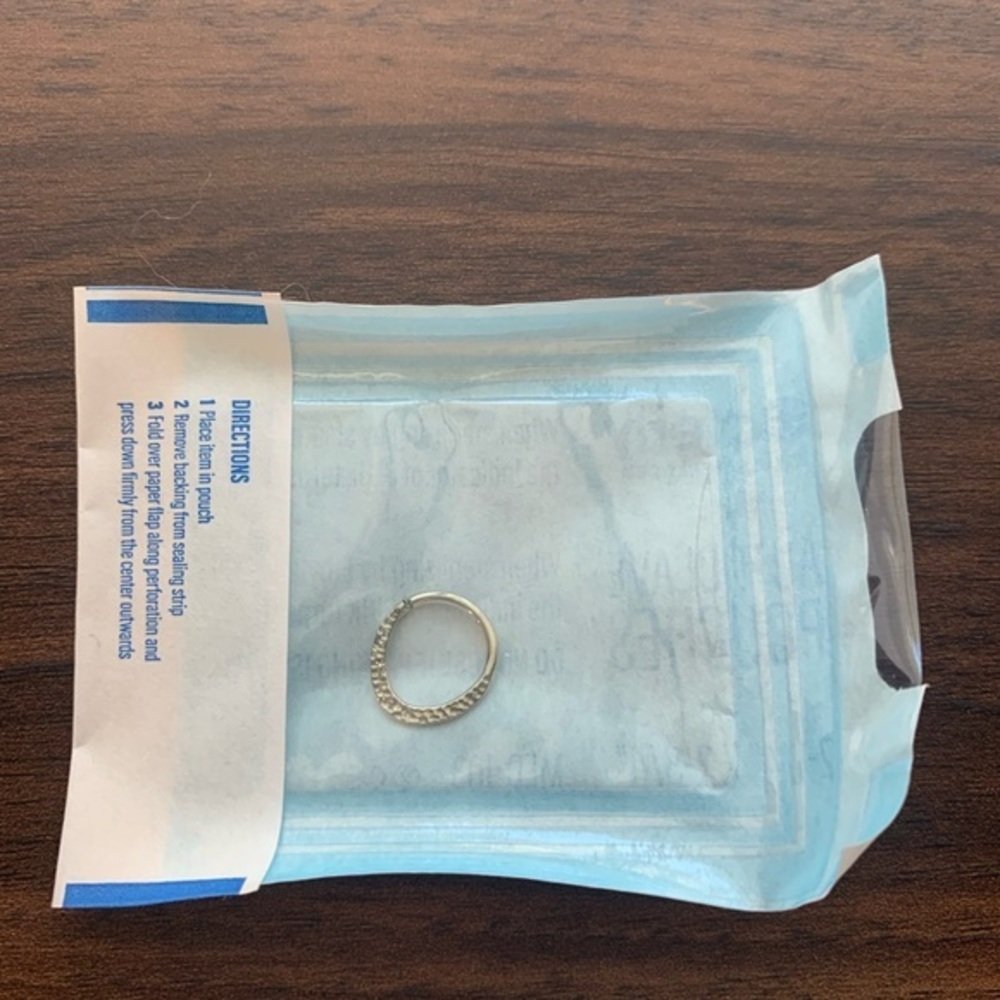 💢SOLD💢 Sleeping Goddess Hammered Seam Ring White Gold 3/8” 16g